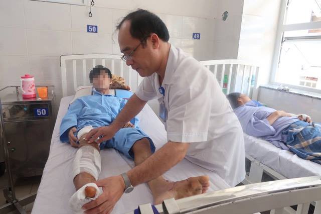 40 ngày chạy đua cứu tính mạng lẫn đôi chân của nam thanh niên bị xe đầu kéo cán nát - Ảnh 1.