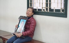 Xét xử Châu Việt Cường: Ôm di ảnh con gái vào lòng, người mẹ nạn nhân khóc nức nở