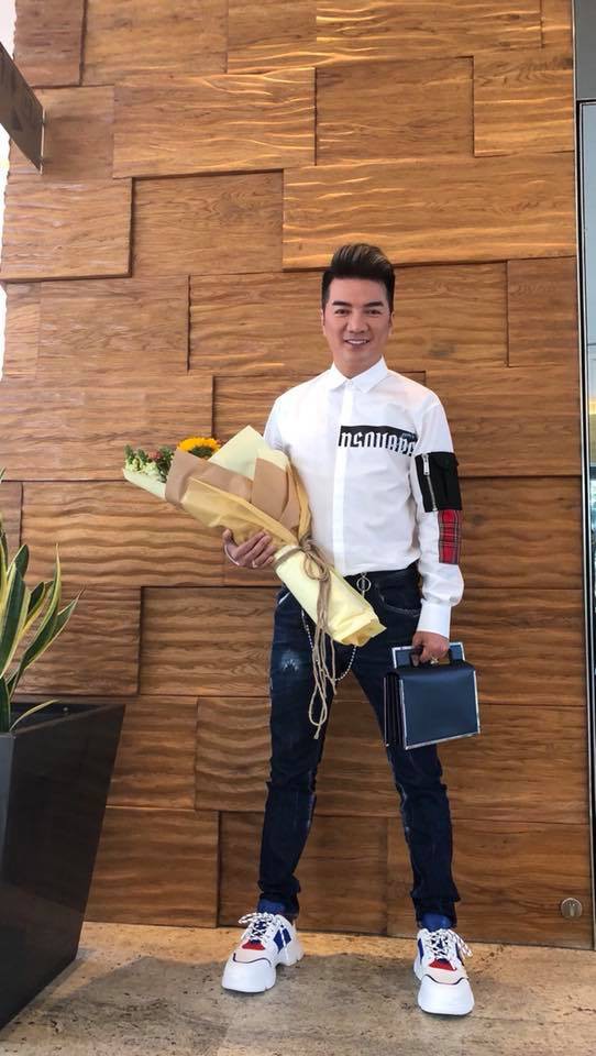 Sao Việt hôm nay (8/3): Tuấn Hưng gửi lời chúc Quốc tế Phụ nữ, Ngọc Trinh quyến rũ với đầm lấp lánh - Ảnh 3.