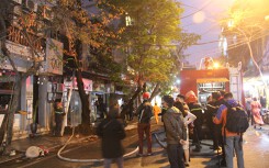 Cháu bé kịp thoát thân khỏi ngôi nhà bốc cháy ngùn ngụt