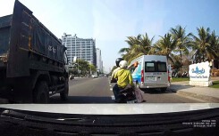 Thanh niên nhặt gạch ném xe tải vì nghĩ bị tài xế 'ép xe' ở Đà Nẵng