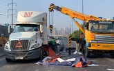 Cuộn sắt chục tấn rơi xuống đường, cửa ngõ Sài Gòn kẹt cứng gần 3 giờ