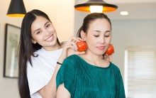 Hoa hậu Tiểu Vy tinh nghịch nấu ăn cùng mẹ ngày 8/3