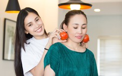 Hoa hậu Tiểu Vy tinh nghịch nấu ăn cùng mẹ ngày 8/3