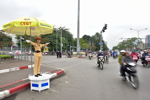 Một ngày làm việc của bông hồng Cảnh sát giao thông Hà Nội - Ảnh 2. Một ngày làm việc của bông hồng Cảnh sát giao thông Hà Nội - Ảnh 2.