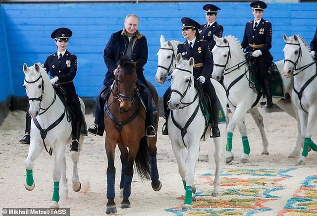 Tổng thống Putin cưỡi ngựa cùng các bông hồng thép nước Nga - Ảnh 2. Tổng thống Putin cưỡi ngựa cùng các bông hồng thép nước Nga - Ảnh 2.