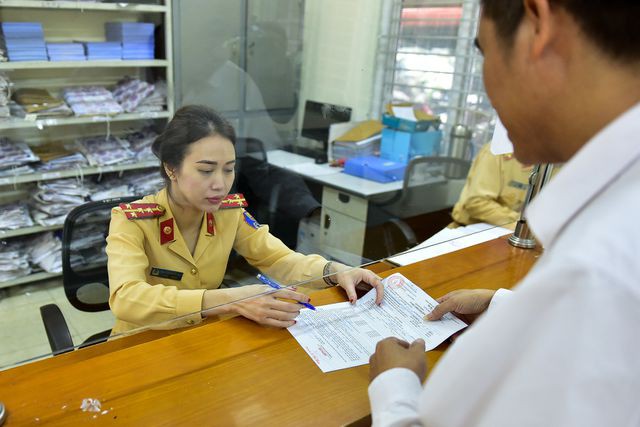 Một ngày làm việc của bông hồng Cảnh sát giao thông Hà Nội - Ảnh 11. Một ngày làm việc của bông hồng Cảnh sát giao thông Hà Nội - Ảnh 11.