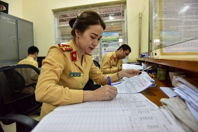 Một ngày làm việc của bông hồng Cảnh sát giao thông Hà Nội - Ảnh 12. Một ngày làm việc của bông hồng Cảnh sát giao thông Hà Nội - Ảnh 12.
