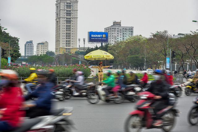 Một ngày làm việc của bông hồng Cảnh sát giao thông Hà Nội - Ảnh 3. Một ngày làm việc của bông hồng Cảnh sát giao thông Hà Nội - Ảnh 3.