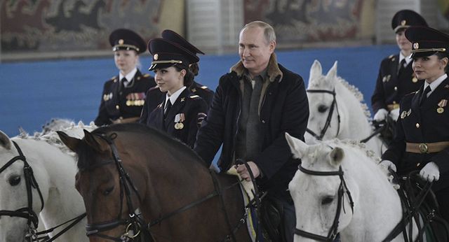 Tổng thống Putin cưỡi ngựa cùng các bông hồng thép nước Nga - Ảnh 2. Tổng thống Putin cưỡi ngựa cùng các bông hồng thép nước Nga - Ảnh 2.