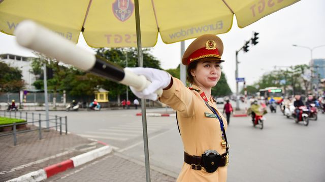 Một ngày làm việc của bông hồng Cảnh sát giao thông Hà Nội - Ảnh 4. Một ngày làm việc của bông hồng Cảnh sát giao thông Hà Nội - Ảnh 4.