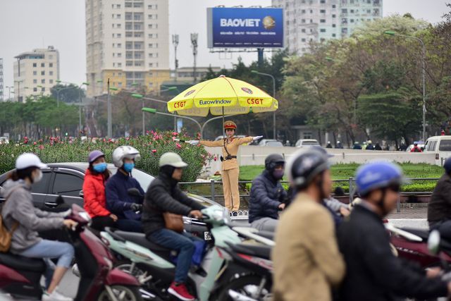 Một ngày làm việc của bông hồng Cảnh sát giao thông Hà Nội - Ảnh 5. Một ngày làm việc của bông hồng Cảnh sát giao thông Hà Nội - Ảnh 5.