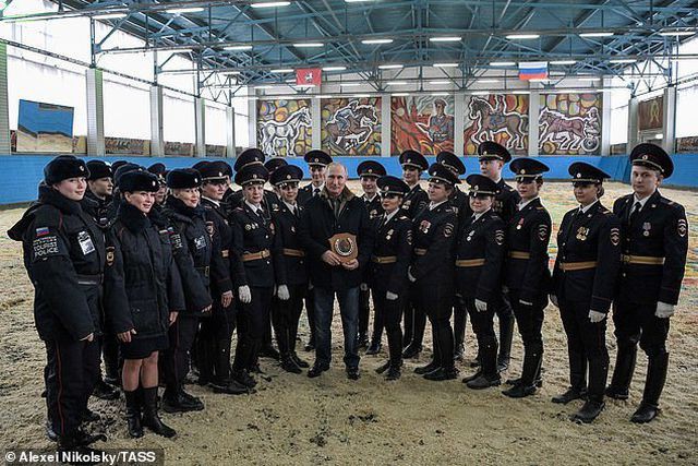 Tổng thống Putin cưỡi ngựa cùng các bông hồng thép nước Nga - Ảnh 4. Tổng thống Putin cưỡi ngựa cùng các bông hồng thép nước Nga - Ảnh 4.