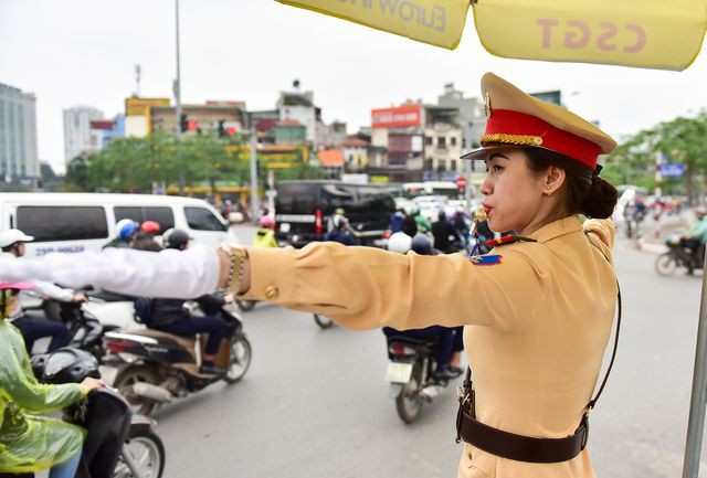 Một ngày làm việc của bông hồng Cảnh sát giao thông Hà Nội - Ảnh 6. Một ngày làm việc của bông hồng Cảnh sát giao thông Hà Nội - Ảnh 6.