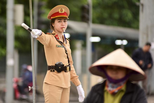 Một ngày làm việc của bông hồng Cảnh sát giao thông Hà Nội - Ảnh 7. Một ngày làm việc của bông hồng Cảnh sát giao thông Hà Nội - Ảnh 7.