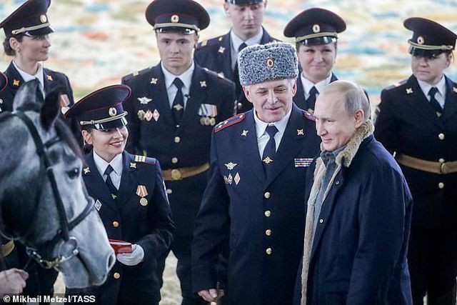Tổng thống Putin cưỡi ngựa cùng các bông hồng thép nước Nga - Ảnh 6. Tổng thống Putin cưỡi ngựa cùng các bông hồng thép nước Nga - Ảnh 6.