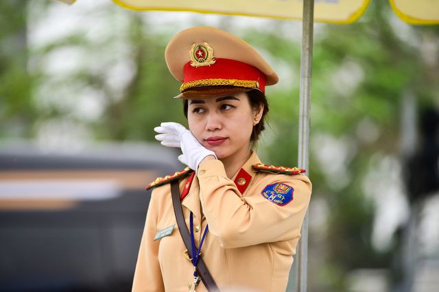 Một ngày làm việc của bông hồng Cảnh sát giao thông Hà Nội - Ảnh 8. Một ngày làm việc của bông hồng Cảnh sát giao thông Hà Nội - Ảnh 8.