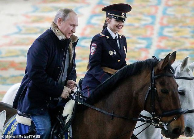 Tổng thống Putin cưỡi ngựa cùng các bông hồng thép nước Nga - Ảnh 7. Tổng thống Putin cưỡi ngựa cùng các bông hồng thép nước Nga - Ảnh 7.