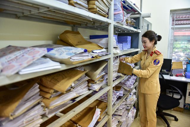 Một ngày làm việc của bông hồng Cảnh sát giao thông Hà Nội - Ảnh 9. Một ngày làm việc của bông hồng Cảnh sát giao thông Hà Nội - Ảnh 9.