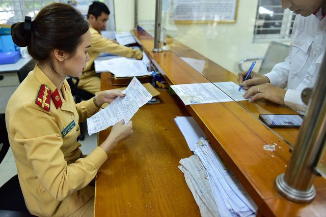 Một ngày làm việc của bông hồng Cảnh sát giao thông Hà Nội - Ảnh 10. Một ngày làm việc của bông hồng Cảnh sát giao thông Hà Nội - Ảnh 10.