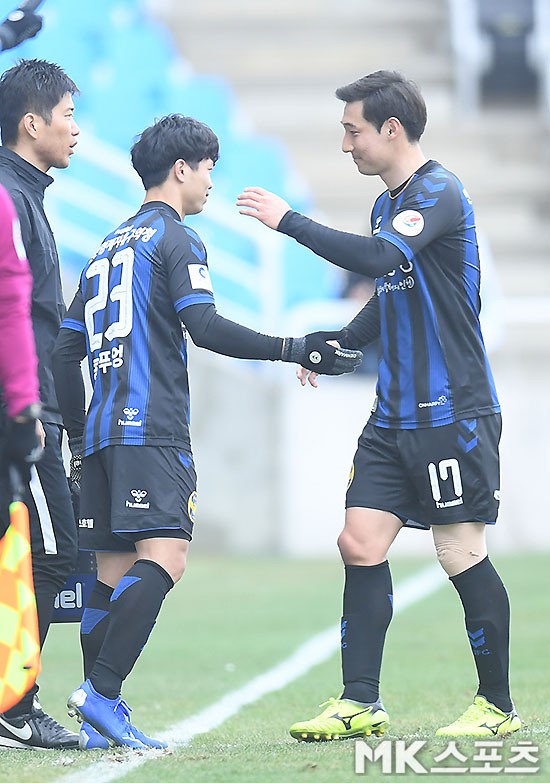 Công Phượng kịp hít hà bầu không khí K-League trong ngày Incheon Utd đả bại Gyeongnam, chiếm ngôi nhì bảng - Ảnh 4.