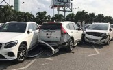 Lái xe khỏi bãi, nữ tài xế đâm móp bốn xe khác