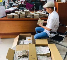 Mang 100.000 tờ tiền lẻ xếp kín 3 thùng đi gửi tiết kiệm có phải chơi ngông?