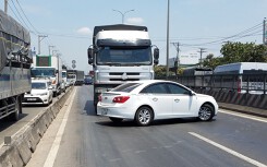 Nam tài xế kêu cứu thất thanh trong xế hộp xoay ngang bị xe tải đẩy hơn 20 m trên quốc lộ 1