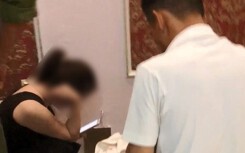 Cô giáo bị 'tố' vào khách sạn với nam sinh: 'Người chồng dàn dựng để giành quyền nuôi con'