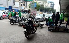 Cảnh sát hình sự cải trang, vây bắt ba tên cướp nguy hiểm giật túi xách cô gái trong ngày 8/3