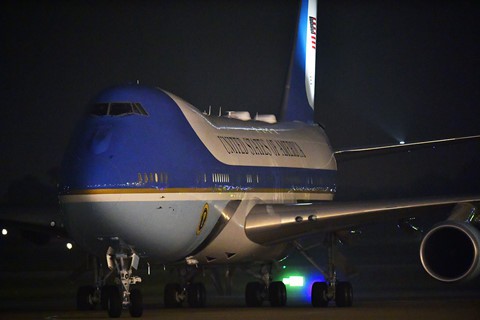 15 phút căng thẳng khi đón Air Force One của Tổng thống Mỹ - Ảnh 1. 15 phút căng thẳng khi đón Air Force One của Tổng thống Mỹ - Ảnh 1.
