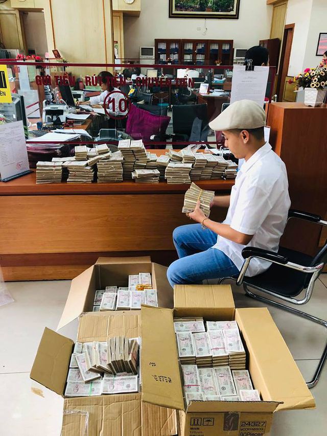 Mang 100.000 tờ tiền lẻ xếp kín 3 thùng đi gửi tiết kiệm có phải chơi ngông? - Ảnh 1. Mang 100.000 tờ tiền lẻ xếp kín 3 thùng đi gửi tiết kiệm có phải chơi ngông? - Ảnh 1.