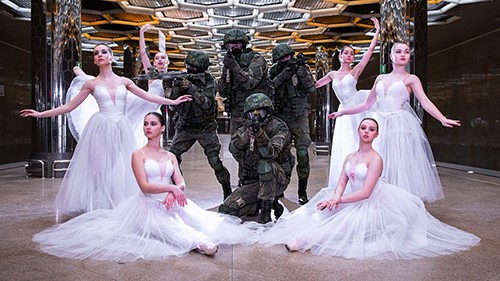 Bộ ảnh binh sĩ và vũ công ballet Nga gây tranh cãi - Ảnh 1.