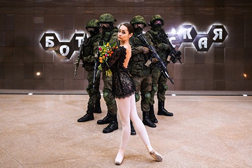 Bộ ảnh binh sĩ và vũ công ballet Nga gây tranh cãi - Ảnh 2.