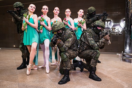 Bộ ảnh binh sĩ và vũ công ballet Nga gây tranh cãi - Ảnh 3.