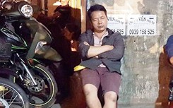 Ngủ trước cổng trường chờ hồ sơ xin học mầm non cho con