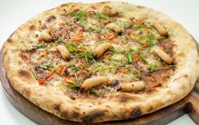 Không phải trò đùa ngày 1/4, pizza đuông dừa còn sống bò lổm nhổm là món ăn có thật ở một nhà hàng