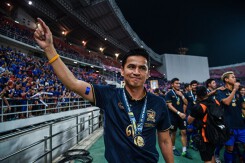 Muangthong United khủng hoảng, Kiatisak sắp làm thầy mới của Đặng Văn Lâm?