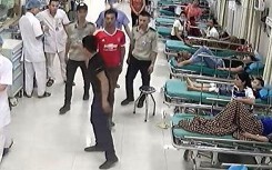 Nam thanh niên Trung Quốc quậy phá trung tâm y tế khiến nhiều người hoảng sợ