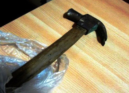 Giám đốc dùng búa đập đầu hai nhân viên ở Sài Gòn  - Ảnh 1.
