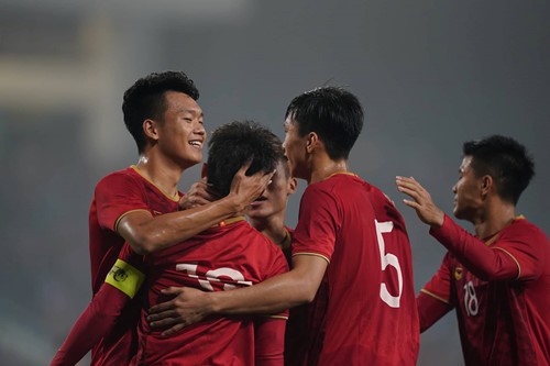 HLV Park Hang-seo phân thân như thế nào khi cùng lúc... cõng hai đứa con? - Ảnh 2.