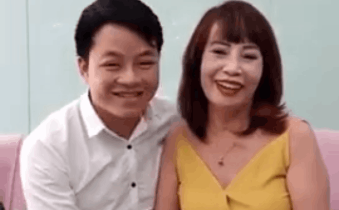 Cô dâu tuổi 62 tuyên bố mang bầu, hai vợ chồng háo hức livestream khoe hạnh phúc và bụng lùm lùm - Ảnh 1. Cô dâu tuổi 62 tuyên bố mang bầu, hai vợ chồng háo hức livestream khoe hạnh phúc và bụng lùm lùm - Ảnh 1.