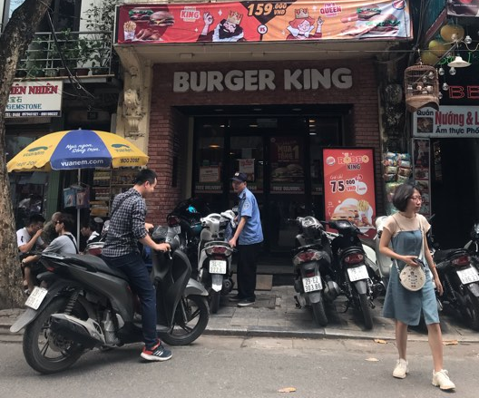 Cửa hàng Burger King tại Hà Nội hoạt động ra sao sau khi nhận ‘bão’ tẩy chay từ dân mạng - Ảnh 1. Cửa hàng Burger King tại Hà Nội hoạt động ra sao sau khi nhận ‘bão’ tẩy chay từ dân mạng - Ảnh 1.
