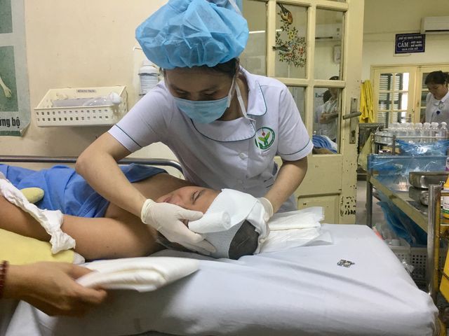 Nam sinh bị thanh sắt đâm vào đầu khi học nhảy cao sẽ phải mổ tạo hình sọ não - Ảnh 1. Nam sinh bị thanh sắt đâm vào đầu khi học nhảy cao sẽ phải mổ tạo hình sọ não - Ảnh 1.