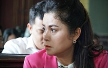 Bà Lê Hoàng Diệp Thảo bị cưỡng chế thu hồi con dấu của Trung Nguyên tại biệt thự trăm tỉ ở trung tâm Sài Gòn