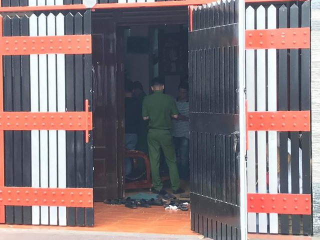 Nhà Phúc XO tại huyện Hóc Môn đang bị công an khám xét - Ảnh 1.