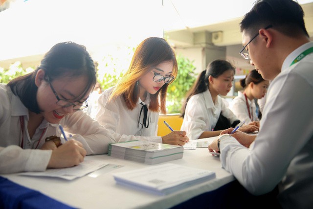 Nhiều sinh viên đi xin việc, khả năng giao tiếp còn thiếu chuyên nghiệp - Ảnh 1. Nhiều sinh viên đi xin việc, khả năng giao tiếp còn thiếu chuyên nghiệp - Ảnh 1.