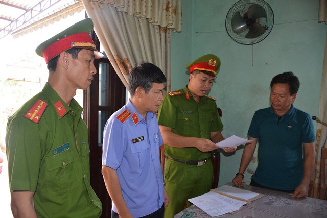 Công an Quảng Nam bắt 3 người nguyên là cán bộ huyện chi sai 4 tỉ đồng đền bù đất - Ảnh 1. Công an Quảng Nam bắt 3 người nguyên là cán bộ huyện chi sai 4 tỉ đồng đền bù đất - Ảnh 1.