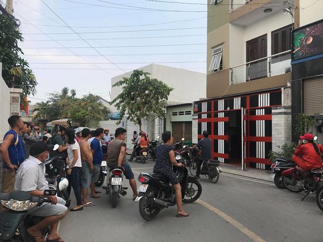 Nhà Phúc XO tại huyện Hóc Môn đang bị công an khám xét - Ảnh 2.