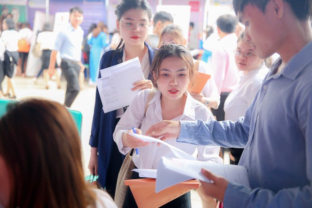 Nhiều sinh viên đi xin việc, khả năng giao tiếp còn thiếu chuyên nghiệp - Ảnh 2. Nhiều sinh viên đi xin việc, khả năng giao tiếp còn thiếu chuyên nghiệp - Ảnh 2.